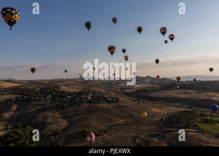 Reno, Nevada, USA. 6. Sep 2018. Donnerstag, 6. September 2018. Ballons fliegen über Reno, Nevada, während der Großen Reno Balloon Race Media Day. Jetzt in seinem 37. Jahr, der große Reno Balloon Race ist die grösste freie Heißluftballon-Event der Welt. Die Veranstaltung hat sich in der Größe von 20 Heißluftballons in 1982 auf über 100 farbigen Luftballons in den Himmel, einschließlich einer Vielzahl von Sonderformen gewachsen. Credit: ZUMA Press, Inc./Alamy leben Nachrichten Stockfoto