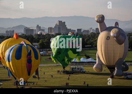 Reno, Nevada, USA. 6. Sep 2018. Donnerstag, 6. September 2018. Heißluftballons starten von Rancho San Rafael Regional Park in Reno, Nevada, vor dem offiziellen Start der Veranstaltung morgen. Jetzt in seinem 37. Jahr, der große Reno Balloon Race ist die grösste freie Heißluftballon-Event der Welt und läuft vom 7. bis 9. September 2018. Die Veranstaltung hat sich in der Größe von 20 Heißluftballons in 1982 auf über 100 farbigen Luftballons in den Himmel gewachsen. Credit: ZUMA Press, Inc./Alamy leben Nachrichten Stockfoto