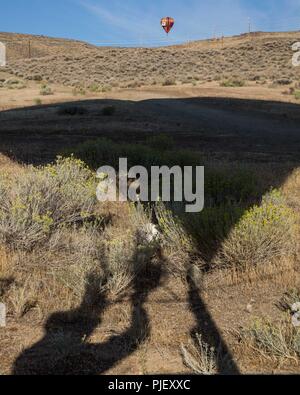 Reno, Nevada, USA. 6. Sep 2018. Donnerstag, 6. September 2018. ADRIAN GEHALTEN, von Zürich und seinem Ballon, warf einen Schatten in Rancho San Rafael Regional Park während der Großen Reno Balloon Race Media Day. Jetzt in seinem 37. Jahr, das Rennen ist der größte freie Heißluftballon-Event der Welt. Die Veranstaltung hat sich in der Größe von 20 Heißluftballons in 1982 auf über 100 farbigen Luftballons in den Himmel gewachsen. Credit: ZUMA Press, Inc./Alamy leben Nachrichten Stockfoto