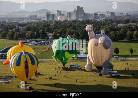 Reno, Nevada, USA. 6. Sep 2018. Donnerstag, 6. September 2018. Heißluftballons starten von Rancho San Rafael Regional Park in Reno, Nevada, vor dem offiziellen Start der Veranstaltung morgen. Jetzt in seinem 37. Jahr, der große Reno Balloon Race ist die grösste freie Heißluftballon-Event der Welt und läuft vom 7. bis 9. September 2018. Die Veranstaltung hat sich in der Größe von 20 Heißluftballons in 1982 auf über 100 farbigen Luftballons in den Himmel gewachsen. Credit: ZUMA Press, Inc./Alamy leben Nachrichten Stockfoto