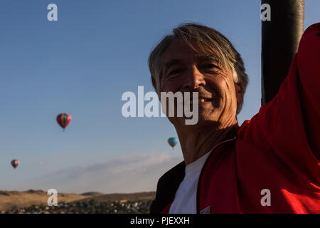 Reno, Nevada, USA. 6. Sep 2018. Donnerstag, 6. September 2018. Adrian, von Zürich, Piloten seine Heißluftballon über Reno, Nevada, für Medien auf einen Tag vor dem Start der 37. jährlichen grossen Reno Balloon Race. Die Veranstaltung, die größte freie Heißluftballon-Event in der Welt, hat sich in der Größe von 20 Heißluftballons in 1982 auf über 100 farbigen Luftballons in den Himmel gewachsen. Die große Reno Balloon Race läuft von Freitag, September 7-9, 2018, in Reno, Nevada. Credit: ZUMA Press, Inc./Alamy leben Nachrichten Stockfoto