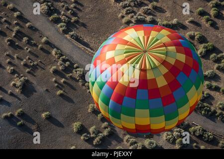 Reno, Nevada, USA. 6. Sep 2018. Donnerstag, 6. September 2018. Ein Heißluftballon schwebt über Rancho San Rafael Regional Park in Reno, Nevada, während der Großen Reno's Balloon Race' 'Material-Einst.'' Die kostenlose Veranstaltung läuft vom 7. bis 9. September 2018. Nun in seinem 37. Jahr, der große Reno Balloon Race ist die grösste freie Heißluftballon-Event der Welt. Credit: ZUMA Press, Inc./Alamy leben Nachrichten Stockfoto