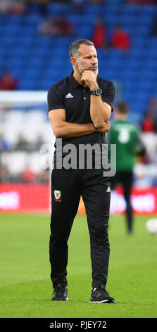 Cardiff City Stadium, Cardiff, UK. 6. Sep 2018. UEFA Nationen Liga Fußball, Wales gegen Republik Irland; Ryan Giggs, Manager von Wales Uhren sein Team während der Aufwärmphase Credit: Aktion plus Sport/Alamy leben Nachrichten Stockfoto