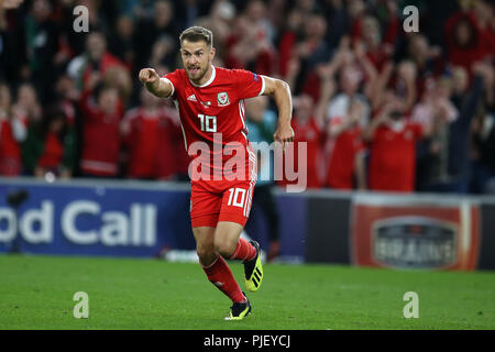 Cardiff, Großbritannien. 6. September 2018. Aaron Ramsey von Wales feiert, nachdem er zählt seine Mannschaften 3. Ziel. UEFA Nationen Liga Match, Wales v in der Republik Irland an der Cardiff City Stadium in Cardiff, South Wales, das am Donnerstag, 6. September 2018. Bild von Andrew Obstgarten/Alamy leben Nachrichten Stockfoto