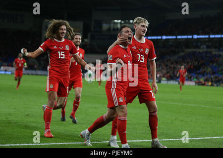 Cardiff, Großbritannien. 6. September 2018. Connor Roberts von Wales (14) feiert mit Teamkollege David Brooks (13), nachdem er zählt seine Mannschaften 4. Ziel. UEFA Nationen Liga Match, Wales v in der Republik Irland an der Cardiff City Stadium in Cardiff, South Wales, das am Donnerstag, 6. September 2018. Bild von Andrew Obstgarten/Alamy leben Nachrichten Stockfoto