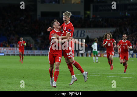 Cardiff, Großbritannien. 6. September 2018. Connor Roberts von Wales (14) feiert mit Teamkollege David Brooks (13), nachdem er zählt seine Mannschaften 4. Ziel. UEFA Nationen Liga Match, Wales v in der Republik Irland an der Cardiff City Stadium in Cardiff, South Wales, das am Donnerstag, 6. September 2018. Bild von Andrew Obstgarten/Alamy leben Nachrichten Stockfoto