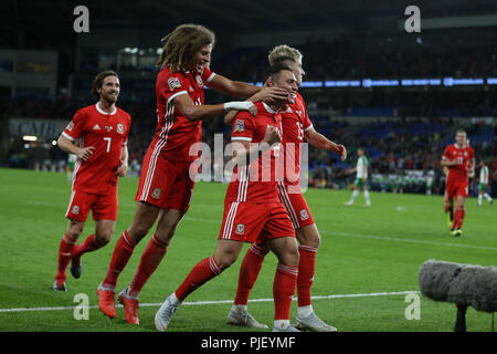 Cardiff, Großbritannien. 6. September 2018. Connor Roberts von Wales (14) feiert mit Teamkollege David Brooks (13), nachdem er zählt seine Mannschaften 4. Ziel. UEFA Nationen Liga Match, Wales v in der Republik Irland an der Cardiff City Stadium in Cardiff, South Wales, das am Donnerstag, 6. September 2018. Bild von Andrew Obstgarten/Alamy leben Nachrichten Stockfoto