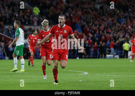 Gareth Bale von Wales feiert, nachdem er zählt seine Mannschaften 2. Ziel. UEFA Nationen Liga Match, Wales v in der Republik Irland an der Cardiff City Stadium in Cardiff, South Wales, das am Donnerstag, 6. September 2018. Bild von Andrew Obstgarten/Alamy leben Nachrichten Stockfoto