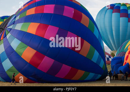 Reno, Nevada, USA. 6. Sep 2018. Ein freiwilliger Spaziergänge in der Nähe ein Heißluftballon, wie Sie während der Medien die große Reno Balloon Race ''mTag 'aufgeblasen' im Rancho San Rafael Regional Park in Reno. Jetzt in seinem 37. Jahr, der große Reno Balloon Race, in diesem Jahr vom 7. bis 9. September ist der größte freie Heißluftballon-Event der Welt. Credit: Tracy Barbutes/ZUMA Draht/Alamy leben Nachrichten Stockfoto