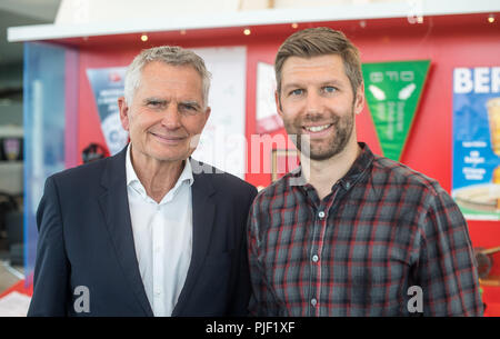 Stuttgart, Deutschland. 05 Sep, 2018. Wolfgang Dietrich (L), Präsident des VfB Stuttgart, und Thomas Hitzlsperger (R), Mitglied der VfB Executive Committee, sind in einer Ausstellung zum Thema "125 Jahre VfB Stuttgart". Der VfB Sonderausstellung' bewegt seit 1893" im Mercedes-Benz Museum ist geöffnet vom 9. September 2018 bis 2. April 2019. (Dpa: "125 Jahre VfB Stuttgart - eine ereignisreiche Zeit mit Kuriositäten' vom 07.09.2018) Credit: Sebastian Gollnow/dpa/Alamy leben Nachrichten Stockfoto