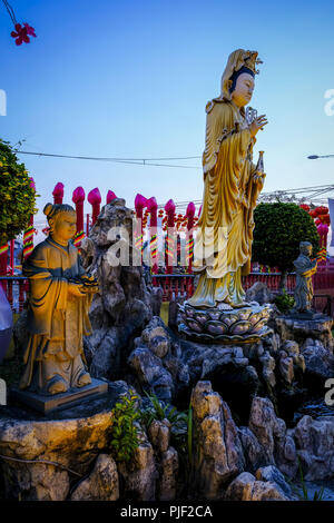 Kuala Lumpur, Klang, Malaysia. 26 Aug, 2018. Die Guan Yin Statuen während des Hungry Ghost Festival an einem Tempel in Klang gesehen. Hungry Ghost Festival in Malaysia auf dem 7. Monat der chinesischen Kalender, der von der buddhistischen, taoistischen gefeiert wurden und auch seit der Chinesischen antike Religion glauben, das Tor der Hölle für die hungrigen Geist Nahrung eine Unterhaltung auf der Welt zu suchen wird geöffnet. Nach ihrem Verständnis die hungrigen Geist kann von Vernachlässigung oder Fahnenflucht von Vorfahren entstehen und auch von den gewalttätigen und unglücklichen Tod. In der Regel der Devotee Familien werden gebeten den decea Stockfoto
