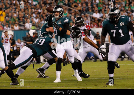 Philadelphia, Pennsylvania, USA. 6. Sep 2018. Philadelphia Eagles quarterback Nick Foles (9) wirft den Ball unter Druck während der NFL Spiel zwischen den Atlanta Falcons und die Philadelphia Eagles am Lincoln Financial Field in Philadelphia, Pennsylvania. Christopher Szagola/CSM/Alamy leben Nachrichten Stockfoto