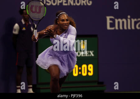 Flushing Meadows, New York - September 6, 2018: US Open Tennis: Serena Williams aus den Vereinigten Staaten liefert einen Schuß zu Anastasija Sevastova Lettlands während Ihrer im Halbfinale bei den US Open in Flushing Meadows, New York. Williams gewann das Match in den geraden Sätzen bis Samstag ins Finale, wo sie Naomi Osaka Japan konfrontiert werden. Quelle: Adam Stoltman/Alamy leben Nachrichten Stockfoto