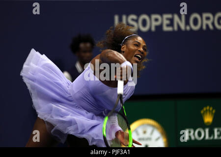 Flushing Meadows, New York - September 6, 2018: US Open Tennis: Serena Williams aus den Vereinigten Staaten dienen, Anastasija Sevastova Lettlands während Ihrer im Halbfinale bei den US Open in Flushing Meadows, New York. Williams gewann das Match in den geraden Sätzen bis Samstag ins Finale, wo sie Naomi Osaka Japan konfrontiert werden. Quelle: Adam Stoltman/Alamy leben Nachrichten Stockfoto