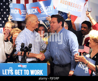 Orlando, Florida, USA. September 6, 2018 - Orlando, Florida, Usa - Florida Gouverneur Rick Scott (links), der republikanische Kandidat für die US-Senat, schüttelt Hände mit gubernatorial nominee Ron DeSantis an einer republikanischen Einheit Rallye am 6. September 2018 im Ace Cafe in Orlando, Florida. (Paul Hennessy/Alamy) Credit: Paul Hennessy/Alamy leben Nachrichten Stockfoto