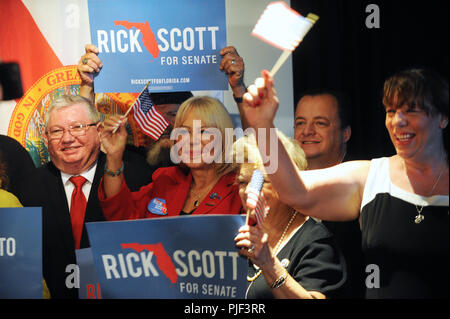 Orlando, Florida, USA. September 6, 2018 - Orlando, Florida, United States - Anhänger wave Fahnen auf eine republikanische Einheit Rallye am 6. September 2018 im Ace Cafe in Orlando, Florida. Redner waren Florida Gouverneur Rick Scott, der republikanische Kandidat für die US-Senat, gubernatorial nominee Ron DeSantis, und andere. (Paul Hennessy/Alamy) Credit: Paul Hennessy/Alamy leben Nachrichten Stockfoto