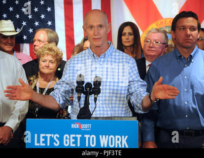 Orlando, Florida, USA. September 6, 2018 - Orlando, Florida, Usa - Florida Gouverneur Rick Scott (Mitte), der republikanische Kandidat für die US-Senat, Adressen Anhänger an einer republikanischen Einheit Rallye am 6. September 2018 im Ace Cafe in Orlando, Florida. Scott ist auf der rechten Seite durch gubernatorial nominee Ron DeSantis flankiert. (Paul Hennessy/Alamy) Credit: Paul Hennessy/Alamy leben Nachrichten Stockfoto