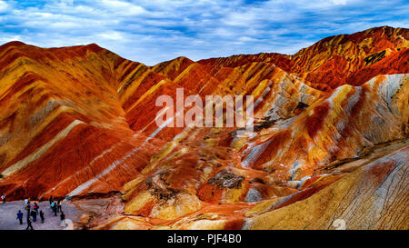 Zhangye. 5. Sep 2018. Luftaufnahme auf Sept. 5, 2018 Leute zeigt, die den Besuch der Danxia Nationalen geologischen Park in Zhangye im Nordwesten der chinesischen Provinz Gansu. Credit: Tao Ming/Xinhua/Alamy leben Nachrichten Stockfoto