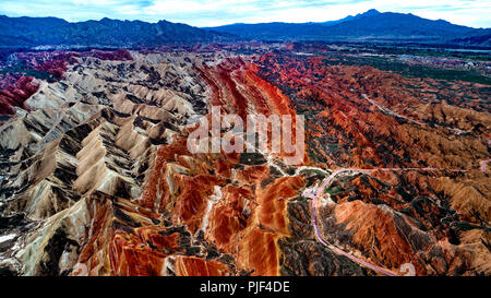 Zhangye. 5. Sep 2018. Luftaufnahme auf Sept. 5, 2018 zeigt eine Ansicht der Danxia Nationalen geologischen Park in Zhangye im Nordwesten der chinesischen Provinz Gansu. Credit: Tao Ming/Xinhua/Alamy leben Nachrichten Stockfoto