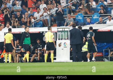 Madrid, Spanien. 1. Sep 2018. Allgemeine Ansicht Fußball: Schiedsrichter VAR Monitor auf Spanisch "La Liga Santander' Match zwischen Real Madrid CF 4-1 CD Leganes im Santiago Bernabeu in Madrid, Spanien zu bestätigen. Credit: mutsu Kawamori/LBA/Alamy leben Nachrichten Stockfoto