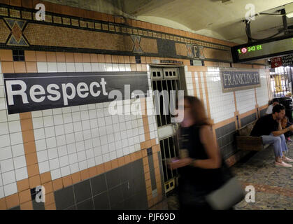 New York, USA. 06 Sep, 2018. 06.09.2018, USA, New York: In der U-Bahn Station 'Franklin Street' können Sie einen Aufkleber mit der Aufschrift 'Respekt' in Bezug auf die bekanntesten Titel des verstorbenen Sänger Aretha Franklin. (Dpa "New Yorker U-Bahn 'Aretha Franklin mit Respekt Zeichen'' ab 07.09.2018) Credit: Johannes Schmitt-Tegge/dpa/Alamy leben Nachrichten Stockfoto