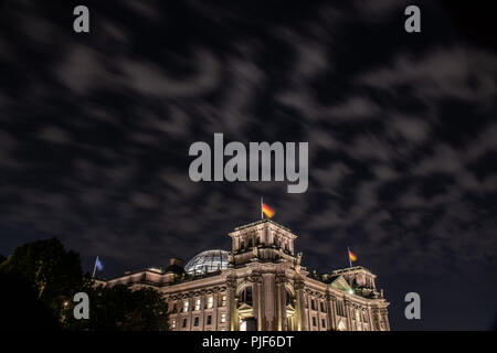 Berlin, Deutschland. 06 Sep, 2018. 06.09.2018, Berlin: Der Reichstag ist am Abend beleuchtet. (Langzeitbelichtung) Credit: Paul Zinken/dpa/Alamy leben Nachrichten Stockfoto