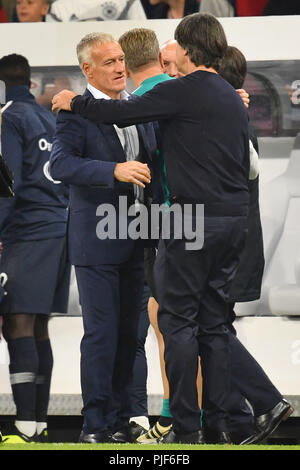 München, Deutschland. 06 Sep, 2018. Bundescoach Joachim Jogi Löw, NIEDRIG (GER) Umarmungen nach Ende des Spiels Didier Deschamps, Coach (FRA), Umarmung. Fussball Laenderspiel, Nationen Liga, Deutschland (GER) - Frankreich (FRA) 0-0, am 06.09.2018 in München/ALLIANZARENA, DFB-BESTIMMUNGEN VERBIETEN DIE VERWENDUNG DER FOTOGRAFIE ALS BILD-SEQUENZEN UND/ODER QUASI-VIDEO. | Verwendung der weltweiten Kredit: dpa/Alamy leben Nachrichten Stockfoto