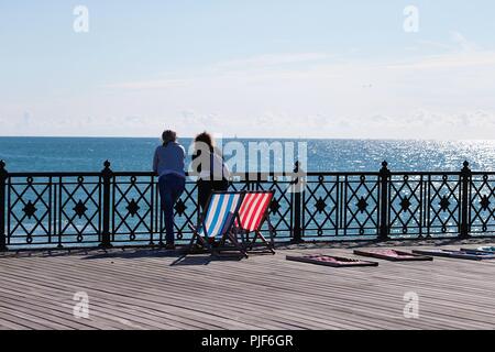 Hastings, East Sussex, UK. 7. Sep 2018. UK Wetter: Hell und sonnig in der Küstenstadt Hastings in East Sussex. Temperaturen von 20 °C sind mit kühlen Winde aus dem Westen erwartet. Paar Blick aufs Meer von der Hastings Pier. © Paul Lawrenson 2018, Foto: Paul Lawrenson/Alamy leben Nachrichten Stockfoto