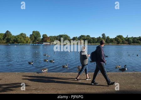 London, 7. September 2018: UK Wetter: Blauer Himmel im Hyde Park. Credit: Claire Doherty/Alamy leben Nachrichten Stockfoto