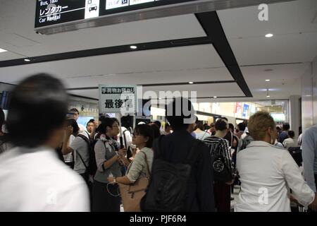 Hokkaido, Japan. 7. September 2018. Menschen Warteschlange am Flughafen New Chitose in Hokkaido, Japan am 7. September 2018. Eine leistungsstarke Magnitude 6,7 Erdbeben Japans nördlichste Hauptinsel am Donnerstag. Quelle: LBA/Alamy leben Nachrichten Stockfoto