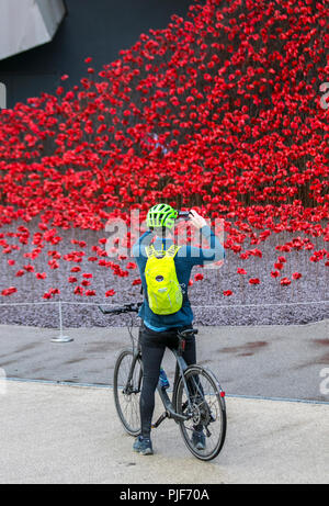 Manchester, Großbritannien. 7. September 2018. Die ikonischen poppy Skulptur Welle von Künstler Paul Cummins und Designer Tom Piper am IWM in Richtung Norden. Dies ist die abschließende Darstellung der Welle als Teil von 14-18 gedenken. Es ist das erste Mal, dass Manchester war Gastgeber eines dieser Kunstwerke. Die Installation "Blut fegte Länder und Meere der roten Mohnblumen ein originelles Konzept von Künstler Paul Cummins und Installation, der von Tom Piper. Die Installation wurde ursprünglich an der HM Tower von London, wo 888,246 Mohnblumen angezeigt wurden. Credit: MediaWorldImages/Alamy leben Nachrichten Stockfoto