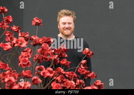 Manchester, Großbritannien. 7. September 2018. Die ikonischen poppy Skulptur Welle von Künstler Paul Cummins und Designer Tom Piper am IWM in Richtung Norden. Dies ist die abschließende Darstellung der Welle als Teil von 14-18 gedenken. Es ist das erste Mal, dass Manchester war Gastgeber eines dieser Kunstwerke. Die Installation "Blut fegte Länder und Meere der roten Mohnblumen ein originelles Konzept von Künstler Paul Cummins. Die Installation wurde ursprünglich an der HM Tower von London, wo 888,246 Mohnblumen angezeigt wurden. Credit: MediaWorldImages/Alamy leben Nachrichten Stockfoto