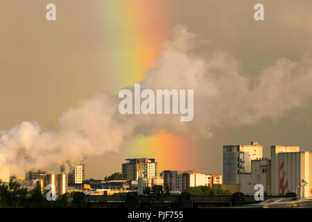 Manchester, Großbritannien, 7. September 2018. UK Wetter. Sonne, Regenbogen und schweren Duschen über Salford Quays, und Media City. Kredit; MediaWorldImages/AlamyLiveNews. Stockfoto