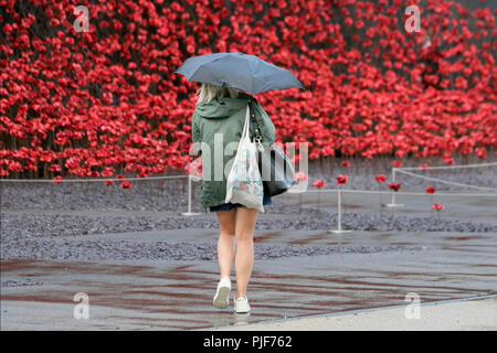 Manchester, Großbritannien, 7. September 2018. UK Wetter. Sonnenschein und kräftige Schauer über Salford Quays, und Media City. Kredit; MediaWorldImages/AlamyLiveNews. Stockfoto