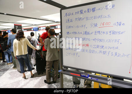 Hokkaido, Japan. 7. Sep 2018. Passagiere richten für Check-in am Flughafen New Chitose in Hokkaido, Japan, Sept. 7, 2018. 16 Menschen tot bestätigt wurden und rund 26 Menschen fehlt noch, nach einem starken Erdbeben, die in der Präfektur Hokkaido im Norden Japans in den frühen Morgenstunden des Donnerstag Morgen rockten bleiben, sagte die Regierung am Freitag. Quelle: Ma Caoran/Xinhua/Alamy leben Nachrichten Stockfoto