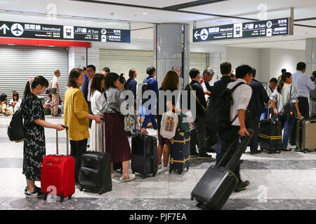 Hokkaido, Japan. 7. Sep 2018. Passagiere Line up auf dem Flughafen New Chitose in Hokkaido, Japan, Sept. 7, 2018. 16 Menschen tot bestätigt wurden und rund 26 Menschen fehlt noch, nach einem starken Erdbeben, die in der Präfektur Hokkaido im Norden Japans in den frühen Morgenstunden des Donnerstag Morgen rockten bleiben, sagte die Regierung am Freitag. Quelle: Ma Caoran/Xinhua/Alamy leben Nachrichten Stockfoto