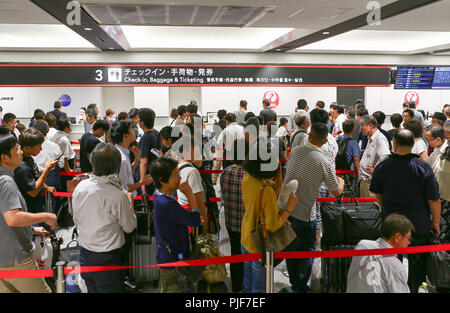 Hokkaido, Japan. 7. Sep 2018. Passagiere richten für Check-in am Flughafen New Chitose in Hokkaido, Japan, Sept. 7, 2018. 16 Menschen tot bestätigt wurden und rund 26 Menschen fehlt noch, nach einem starken Erdbeben, die in der Präfektur Hokkaido im Norden Japans in den frühen Morgenstunden des Donnerstag Morgen rockten bleiben, sagte die Regierung am Freitag. Quelle: Ma Caoran/Xinhua/Alamy leben Nachrichten Stockfoto