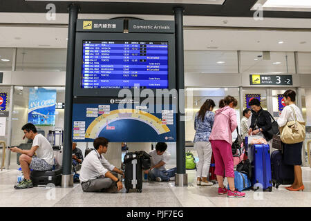 Hokkaido, Japan. 7. Sep 2018. Passagiere warten am Flughafen New Chitose in Hokkaido, Japan, Sept. 7, 2018. 16 Menschen tot bestätigt wurden und rund 26 Menschen fehlt noch, nach einem starken Erdbeben, die in der Präfektur Hokkaido im Norden Japans in den frühen Morgenstunden des Donnerstag Morgen rockten bleiben, sagte die Regierung am Freitag. Quelle: Ma Caoran/Xinhua/Alamy leben Nachrichten Stockfoto