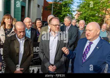 Belfast, UK. 7. September 2018. Barry McCaffrey und Trevor Birney suedalgerien NUJs Seamus Dooley und Gerry Carson, Ankunft am hohen Gericht in Belfast, High Court, die feinen Punkt Filme heute not-Verfahrens zu Belfaster Gericht gebracht haben, die Rechtswidrigkeit der Hausdurchsuchung durch die Polizei bei Ihrer Suche auf seiner Belfast Büros letzte Woche Credit: Bonzo/Alamy leben Nachrichten Stockfoto