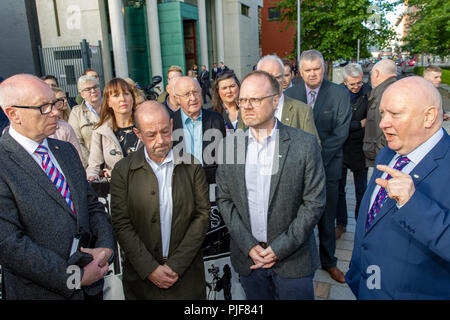 Belfast, UK. 7. September 2018. Barry McCaffrey und Trevor Birney suedalgerien NUJs Seamus Dooley und Gerry Carson, Ankunft am hohen Gericht in Belfast, High Court, die feinen Punkt Filme heute not-Verfahrens zu Belfaster Gericht gebracht haben, die Rechtswidrigkeit der Hausdurchsuchung durch die Polizei bei Ihrer Suche auf seiner Belfast Büros letzte Woche Credit: Bonzo/Alamy leben Nachrichten Stockfoto