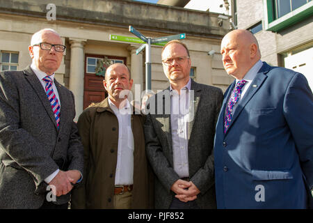 Belfast, UK. 7. September 2018. Barry McCaffrey und Trevor Birney suedalgerien NUJs Seamus Dooley und Gerry Carson, Ankunft am hohen Gericht in Belfast, High Court, die feinen Punkt Filme heute not-Verfahrens zu Belfaster Gericht gebracht haben, die Rechtswidrigkeit der Hausdurchsuchung durch die Polizei bei Ihrer Suche auf seiner Belfast Büros letzte Woche Credit: Bonzo/Alamy leben Nachrichten Stockfoto