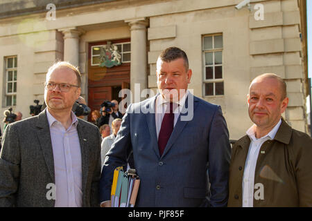 Belfast, UK. 7. September 2018. Barry McCaffrey und Trevor Birney suedalgerien NUJs Seamus Dooley und Gerry Carson, Ankunft am hohen Gericht in Belfast, High Court, die feinen Punkt Filme heute not-Verfahrens zu Belfaster Gericht gebracht haben, die Rechtswidrigkeit der Hausdurchsuchung durch die Polizei bei Ihrer Suche auf seiner Belfast Büros letzte Woche Credit: Bonzo/Alamy leben Nachrichten Stockfoto