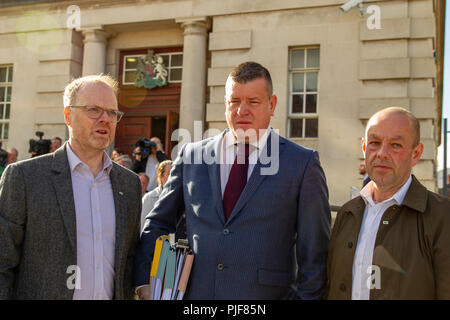 Belfast, UK. 7. September 2018. Barry McCaffrey und Trevor Birney suedalgerien NUJs Seamus Dooley und Gerry Carson, Ankunft am hohen Gericht in Belfast, High Court, die feinen Punkt Filme heute not-Verfahrens zu Belfaster Gericht gebracht haben, die Rechtswidrigkeit der Hausdurchsuchung durch die Polizei bei Ihrer Suche auf seiner Belfast Büros letzte Woche Credit: Bonzo/Alamy leben Nachrichten Stockfoto