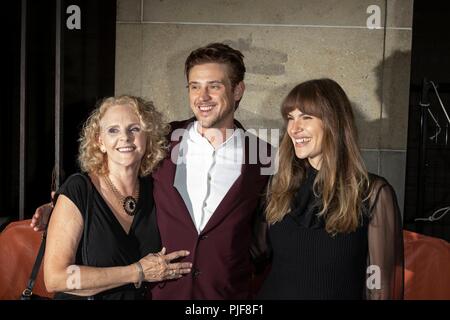 Boyd Holbrook, seine Mutter Ellen Holbrook (l) und Tatiana Pajkovic (r) die Premiere von "Die Räuber" auf der 43 Toronto International Film Festival, tiff, Ryerson Theater in Toronto, Kanada, am 06. September 2018. | Verwendung weltweit Stockfoto