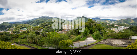 Panoramablick auf das Luftbild von petrópolis von Fatima Thron Viewpoint - Petropolis, Rio de Janeiro, Brasilien Stockfoto