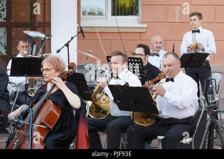 Musiker im Gala Konzert. Witebsk Symphonic Orchestra bei open-air. Belarus. Witebsk. 2018 Stockfoto