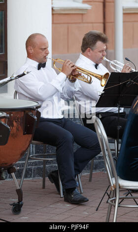 Musiker im Gala Konzert. Witebsk Symphonic Orchestra bei open-air. Belarus. Witebsk. 2018 Stockfoto