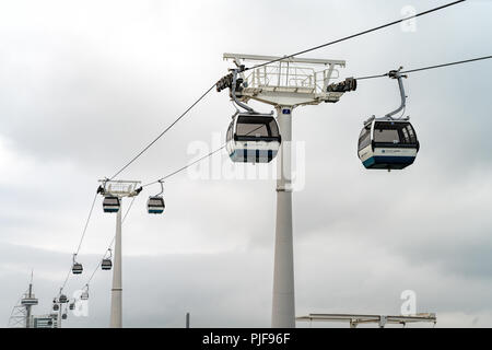 Telecabine Lisboa im Parque das Nacoes (Park der Nationen) in Lissabon, Portugal, die Seilbahnen mit Blick auf den Vasco da Gama Brücke über den Fluss Tagus. Stockfoto