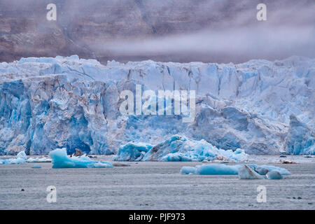 National Geographic, Straße tripblue Eis der Gletscher Kronebreen oder Krone, Kongsfjord, Ny-Ålesund, Spitzbergen oder Spitzbergen, Europa Stockfoto