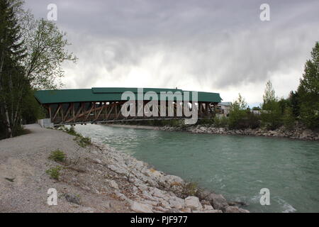 Fußgängerbrücke abgedeckt Stockfoto